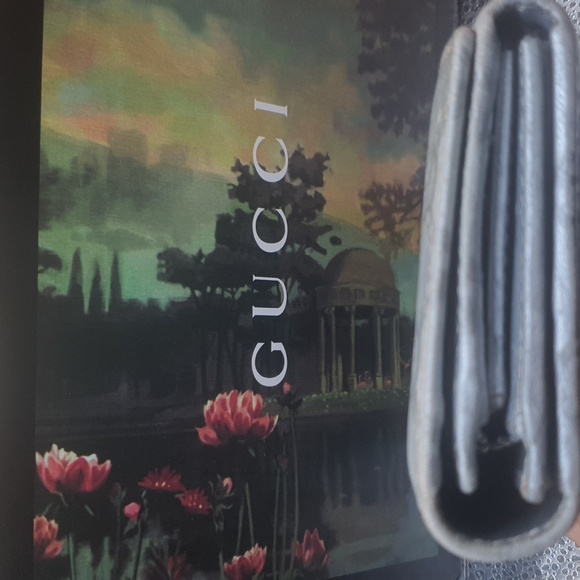 RARE☘️GUCCI GG SILVER METALLIC Leather Wallet.-Snap closer is broken. Very Clean - Picture 9 of 11